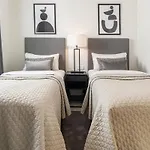 Inf3.6k - Luxury Perfect Location Apartment *